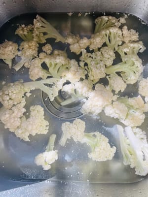 椰菜花用鹽水浸泡30分鐘以上，洗淨瀝乾備用。