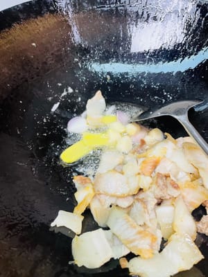 Poner suficiente aceite en la sartén, verter las lonchas de panceta y freír hasta que suelte el aceite. Bajar el fuego antes de tapar la olla para evitar salpicaduras y quemaduras.