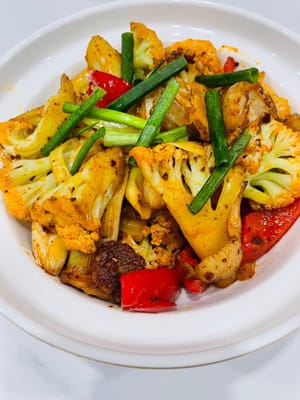Agregue la panceta de cerdo previamente frita y retírela a un lado de la olla. Añada una cucharada de salsa seca al fondo de la olla y saltee hasta que desprenda un aroma fragante. Agregue pimiento morrón rojo, cebolla verde y gajos de cebolleta y saltee hasta que estén cocidos. Saltee uniformemente y sirva en su vajilla favorita. Si a su familia no le gusta el picante, saque algunos ingredientes antes de agregar la salsa seca y reserve.