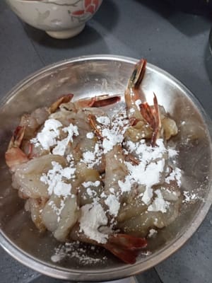 将虾洗净泥土并准备腌制后，加入 1/2 汤匙玉米粉。