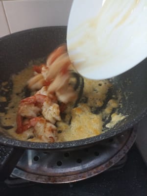 加入虾，调小火并再次搅拌。