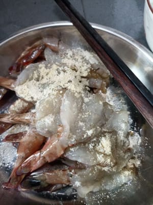 加入1/2茶匙胡椒粉和1/4茶匙鸡粉，搅拌。