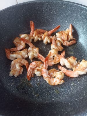 翻面并炒熟，因为虾一旦变色就会很快煮熟。