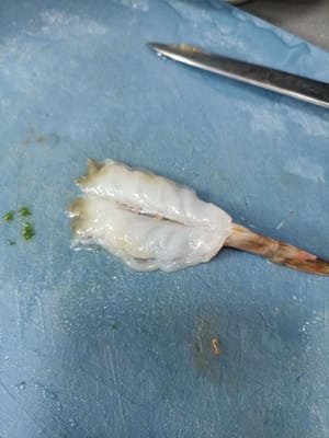 切开背部，去除污垢