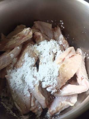 Ajouter les épices de marinade 2 cuillères à soupe de farine de maïs, 1/4 de poudre de poivre 1/2 sel