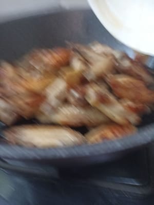 Ajouter les ailes de poulet frites