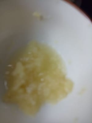 Ajouter 2 cuillères à soupe d'eau, pétrir brièvement