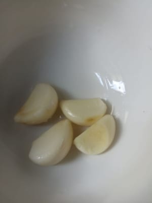剥大蒜，洗净