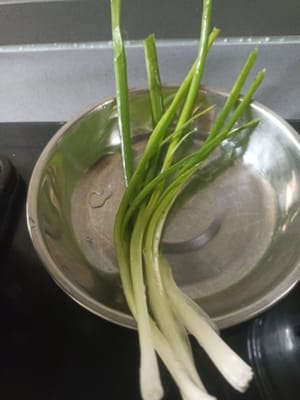 将葱洗净，切碎。