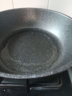 Ajouter 4 à 5 cuillères à soupe d'huile