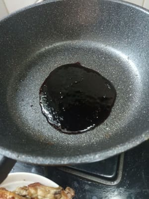 趁锅还热的时候，把照烧酱倒入锅中即可。这里我用了全部的照烧酱。