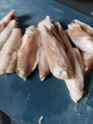 Lavez et nettoyez les ailes de poulet puis coupez-les en deux parties.