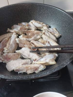 Une fois l'huile chaude, ajoutez les ailes de poulet et étalez-les comme d'habitude, puis laissez reposer quelques minutes.