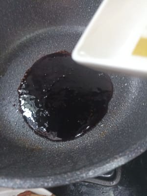 Ajouter 75 ml d'eau ou l'équivalent de cinq cuillères à soupe d'eau propre