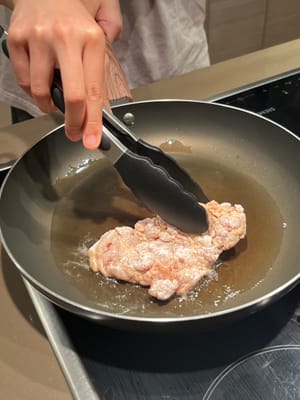기름을 두르고 약한 불로 닭다리를 볶습니다.
