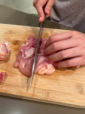 닭고기의 두꺼운 부분에 몇 개의 칼집을 내십시오.