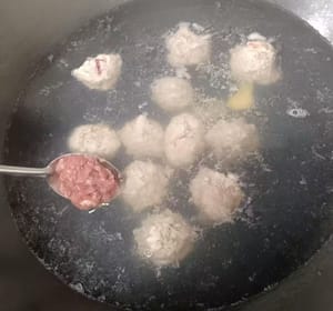 水燒至煲滾。把備好的肉沫用湯匙一個一個裝在煲滾的水中。