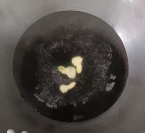 起鍋燒水。水中放入三片薑。