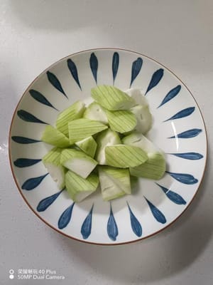 把備好絲瓜切成菱狀型。