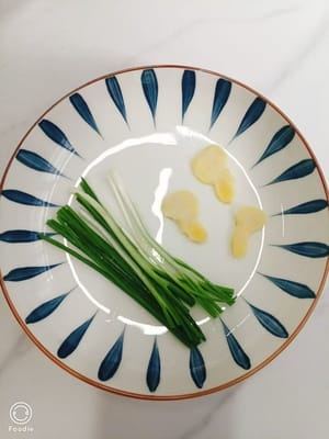 je 10 g Frühlingszwiebeln und Ingwer