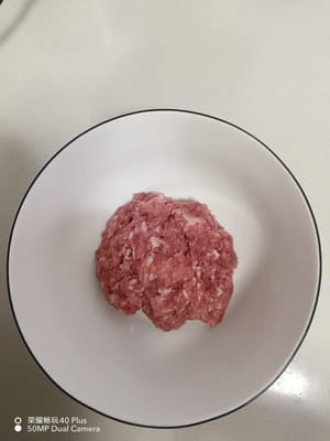 瘦肉剁成肉沫。