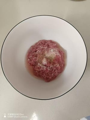 把備好的薑蔥蒜。澱粉少許，食用鹽小許，豉油一匙，料酒一匙，肉沫攪拌均勻。