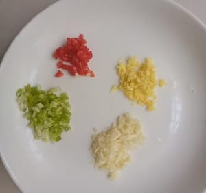 je 10 Gramm gehackter Ingwer, Zwiebel und Knoblauch, 2 Gramm Wolfsbeere