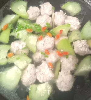 再加備好的枸杞一起煮5分鐘。