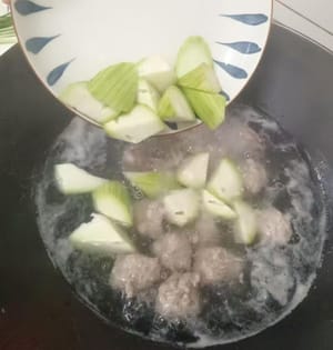 Zusammen mit dem vorbereiteten Luffa kochen.