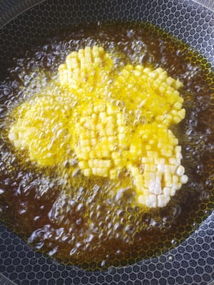 Poner el rábano blanco en el aceite a 80 grados y freírlo.