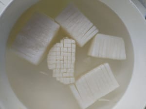 Remojar en agua salada y reservar.
