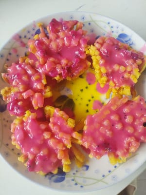 Vierta el jugo pegajoso de la fruta del dragón sobre los rábanos en el plato.