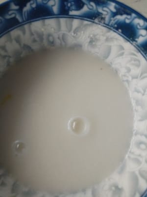 Después de freír la fruta del dragón, vierta la salsa de almidón preparada.