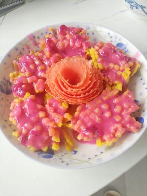 Ahora coloca las flores de zanahoria en el centro del plato.