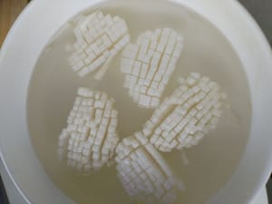 Sacar 500 gramos de rábano blanco del agua y escurrir.