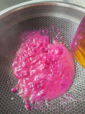 Poner 50g de aceite en una sartén, verter dos cucharadas de azúcar y freír hasta que se ponga amarillo, luego agregar la fruta del dragón y sofreír todo junto.