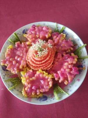 Por último, toma una flor de cebollino y adornala en el centro de la flor de zanahoria.