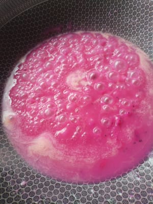 Cocine la salsa con jugo de fruta del dragón hasta que espese.