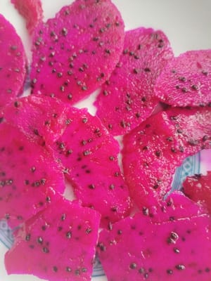 Cortar 100 gramos de fruta del dragón en rodajas y colocarlas en un plato para usarlas más tarde.