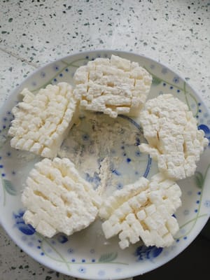 裹上100克的麵粉備用
