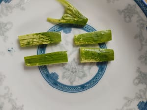 Cortar el pepino en 5 trozos pequeños y remojarlos en agua con sal durante un minuto.