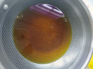 Poner 1 kg de aceite en una sartén.