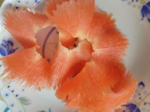 Cortar las zanahorias en rodajas finas.