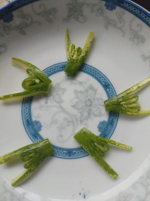 Dobla el pepino en forma de mariposa y reserva.
