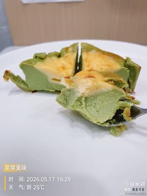 Pendinginan untuk Mengunci Rasa: Setelah dipanggang, biarkan dingin sepenuhnya, lalu bekukan selama 5-6 jam. Paling enak disantap dalam keadaan dingin untuk tekstur yang lembut, kaya rasa, dan cita rasa optimal!

Anak saya terus meminta saya untuk membuat lebih banyak setelah menghabiskannya, tetapi saya harus mengingatkan: makanan ini seperti anggur berkualitas—bisa membuat ketagihan! Sedikit mencicipi sesekali bersifat terapeutik, tetapi terlalu banyak akan berlebihan. Lagipula, kenikmatan keju paling baik dinikmati dalam jumlah sedang.