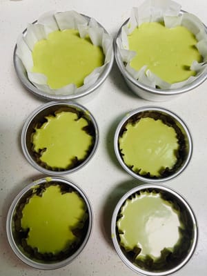 Rasa Pistachio: Tambahkan 50g pasta pistachio ke sisa adonan dan aduk rata. Untuk tekstur yang lebih halus, Anda bisa mengayak adonan; saya tidak mengayaknya untuk menghindari pemborosan bahan, dan teksturnya tetap enak.

Efek Dua Warna: Pertama, tuang adonan pistachio ke dalam cetakan, lalu tuang adonan polos yang tersisa di tengah untuk efek dua warna; untuk menghindari efek dua warna, cukup tuang adonan ke dalam cetakan, isi sekitar 80% penuh.