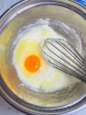 Tambahkan telur secara bertahap: Tambahkan telur satu per satu, pastikan untuk mengaduknya secara menyeluruh setelah setiap penambahan sebelum menambahkan telur berikutnya.