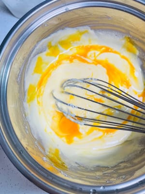 Tambahkan telur secara bertahap: Tambahkan telur satu per satu, pastikan untuk mengaduknya secara menyeluruh setelah setiap penambahan sebelum menambahkan telur berikutnya.