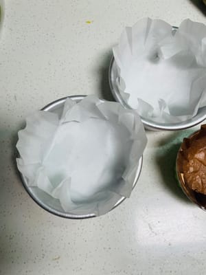 Persiapan bahan: Pertama, timbang tepung maizena dan sisihkan. Keluarkan telur terlebih dahulu agar mencapai suhu ruangan. Lapisi cetakan dengan kertas roti Basque agar tidak berantakan nantinya.