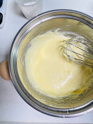 Tambahkan telur secara bertahap: Tambahkan telur satu per satu, pastikan untuk mengaduknya secara menyeluruh setelah setiap penambahan sebelum menambahkan telur berikutnya.